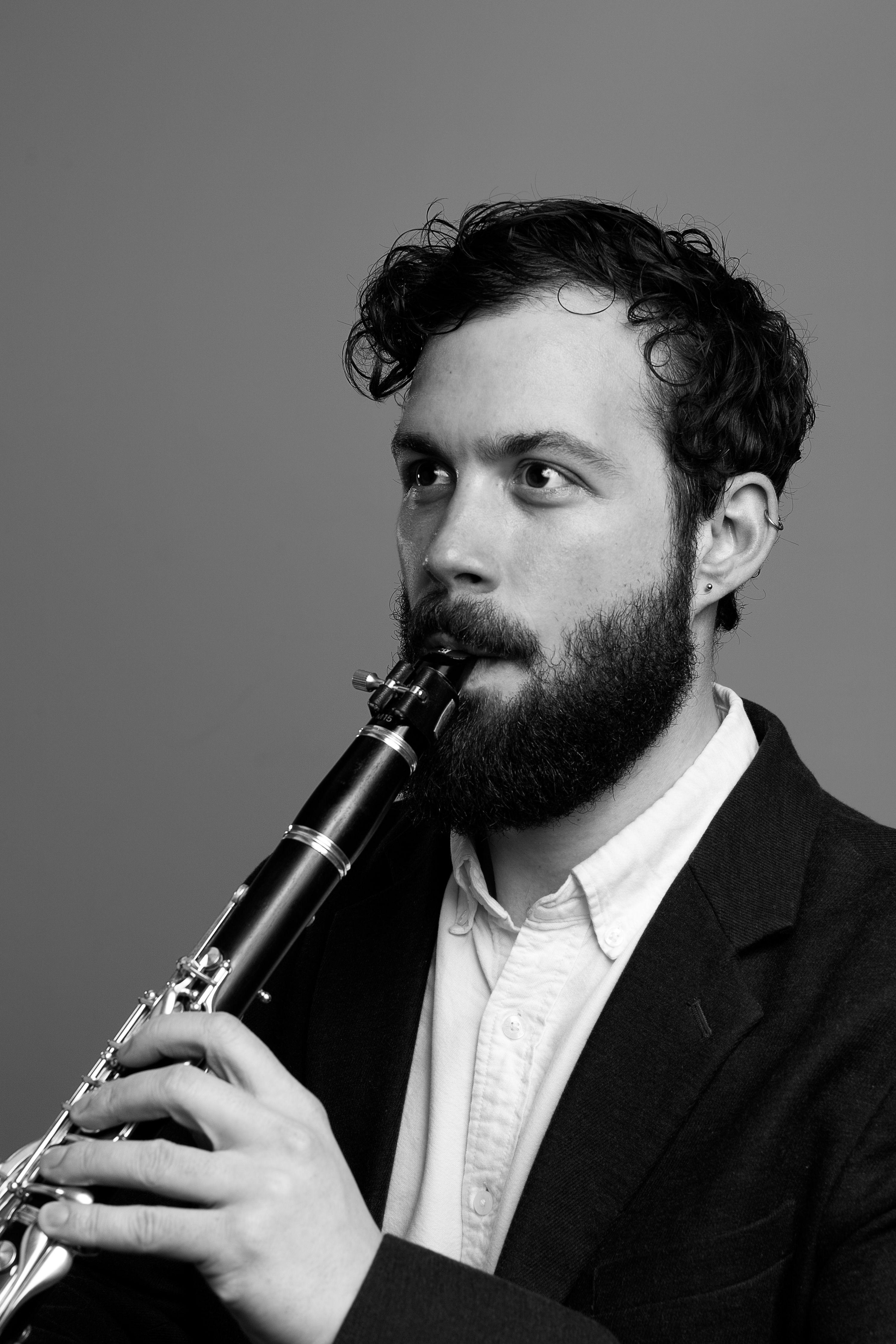 Erik Jönsson playing the clarinet